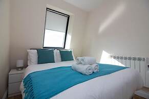Stayzo Castle Penthouse 17 - A Clean Fresh Modern Apartment With Free 