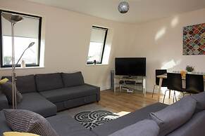Stayzo Castle Penthouse 17 - A Clean Fresh Modern Apartment With Free 