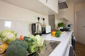 Stayzo Castle Penthouse 17 - A Clean Fresh Modern Apartment With Free 