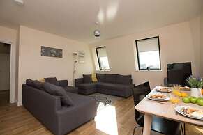 Stayzo Castle Penthouse 17 - A Clean Fresh Modern Apartment With Free 