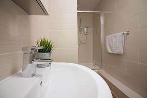 Stayzo Castle Penthouse 17 - A Clean Fresh Modern Apartment With Free 