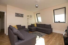 Stayzo Castle Penthouse 17 - A Clean Fresh Modern Apartment With Free 