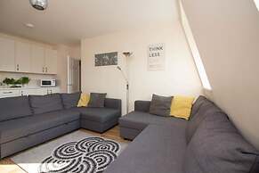 Stayzo Castle Penthouse 17 - A Clean Fresh Modern Apartment With Free 