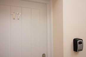 Stayzo Castle Penthouse 17 - A Clean Fresh Modern Apartment With Free 