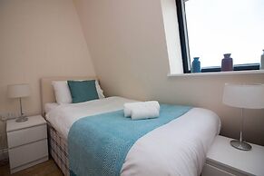 Stayzo Castle Penthouse 18- A Clean Fresh Modern Apartment With Free W