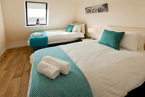 Stayzo Castle Point Apartments Premier Lodge