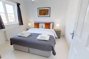 Stayzo - Cole Green Lane - Ideal for Your Next Staycation or Workcatio