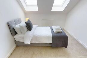 Stayzo - Cole Green Lane - Ideal for Your Next Staycation or Workcatio