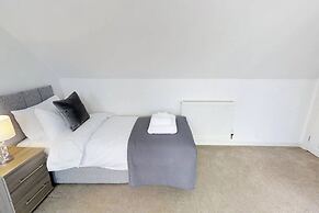 Stayzo - Cole Green Lane - Ideal for Your Next Staycation or Workcatio