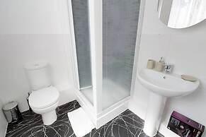 Stayzo - Cole Green Lane - Ideal for Your Next Staycation or Workcatio