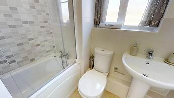 Stayzo - Cole Green Lane - Ideal for Your Next Staycation or Workcatio