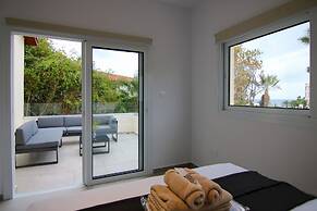 Phaedrus Living: Seaview Studio Suite Lighthouse 52