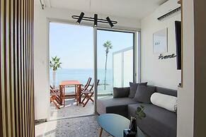 Phaedrus Living: Seaside Modern Flat Lighthouse 52