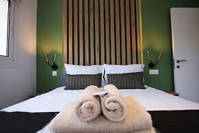 Phaedrus Living: Seaside Modern Flat Limnaria 123