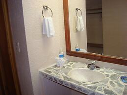 Hotel Lacantum by Rotamudos