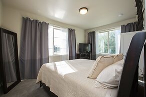 Swanky Townhome near Old Town, Breweries & River!