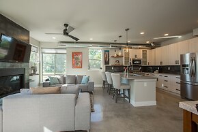 Swanky Townhome near Old Town, Breweries & River!