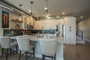 Swanky Townhome near Old Town, Breweries & River!