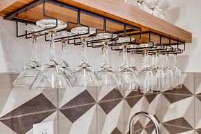 Old Town Swank - Brand New To Brewery District!