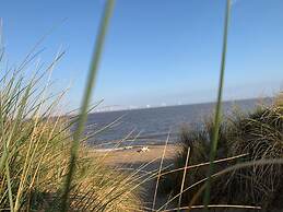 Beachside Home - Sleeps 5, Garden, Parking & Pets