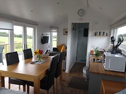 Cleeves Cabins, Ailsa Luxury Lodge With hot tub