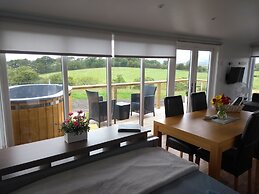 Cleeves Cabins, Ailsa Luxury Lodge With hot tub