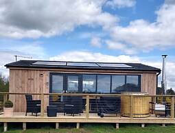 Cleeves Cabins, Ailsa Luxury Lodge With hot tub