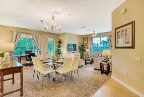 Cozy Condo W/private Balcony Steps to Conv. Ctr