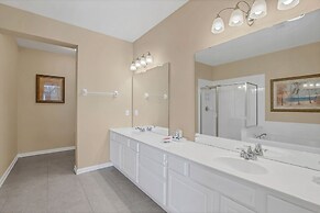 Cozy Condo W/private Balcony Steps to Conv. Ctr