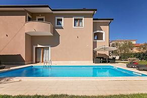 Charming 6-bed Villa in Vižinada