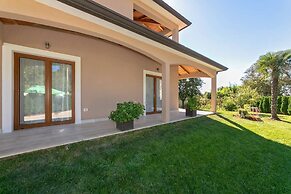 Charming 6-bed Villa in Vižinada
