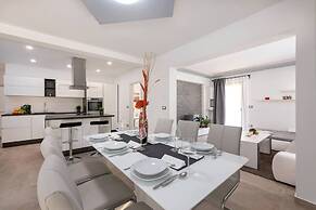 Charming 6-bed Villa in Vižinada