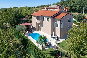 Charming 6-bed Villa in Vižinada