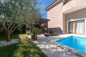Charming 6-bed Villa in Vižinada
