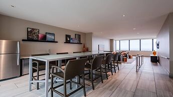 22nd FL Bold CozySuites w/pool, gym, roof