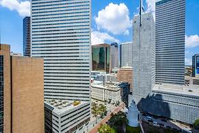 22nd FL Bold CozySuites w/pool, gym, roof