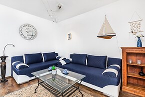 Plac Neptuna Apartments by Renters