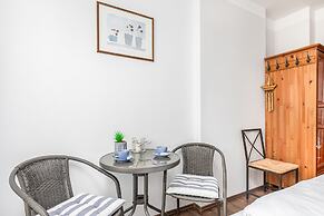 Plac Neptuna Apartments by Renters