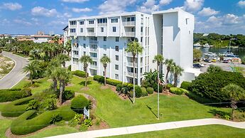 Cute 2 Bedroom Overlooking Harbor and Tennis Courts Condo by Redawning