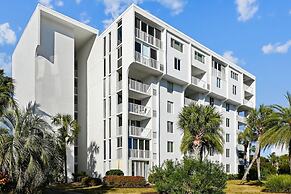 Cute 2 bedroom overlooking Harbor and Tennis Courts Condo by RedAwning