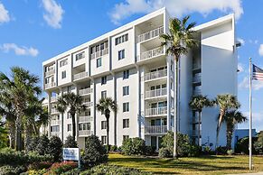 Cute 2 bedroom overlooking Harbor and Tennis Courts Condo by RedAwning