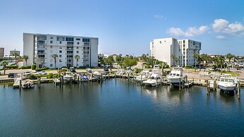 Cute 2 bedroom overlooking Harbor and Tennis Courts Condo by RedAwning