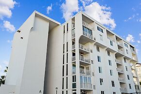 Cute 2 bedroom overlooking Harbor and Tennis Courts Condo by RedAwning