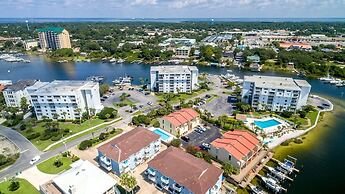 Cute 2 bedroom overlooking Harbor and Tennis Courts Condo by RedAwning