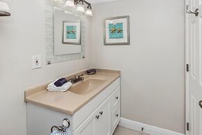 Cute 2 bedroom overlooking Harbor and Tennis Courts Condo by RedAwning