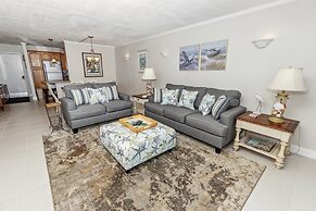 Cute 2 bedroom overlooking Harbor and Tennis Courts Condo by RedAwning