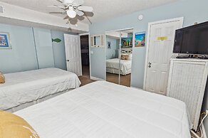 Cute 2 bedroom overlooking Harbor and Tennis Courts Condo by RedAwning