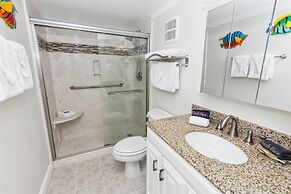 Cute 2 bedroom overlooking Harbor and Tennis Courts Condo by RedAwning