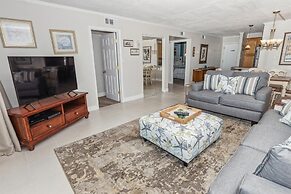 Cute 2 bedroom overlooking Harbor and Tennis Courts Condo by RedAwning