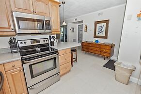 Cute 2 bedroom overlooking Harbor and Tennis Courts Condo by RedAwning